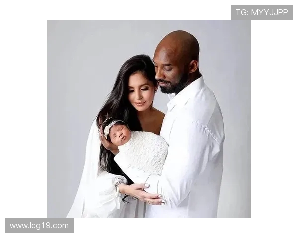 瓦妮莎晒科比旧照,三女儿公园同框,小女儿神似父亲(1)